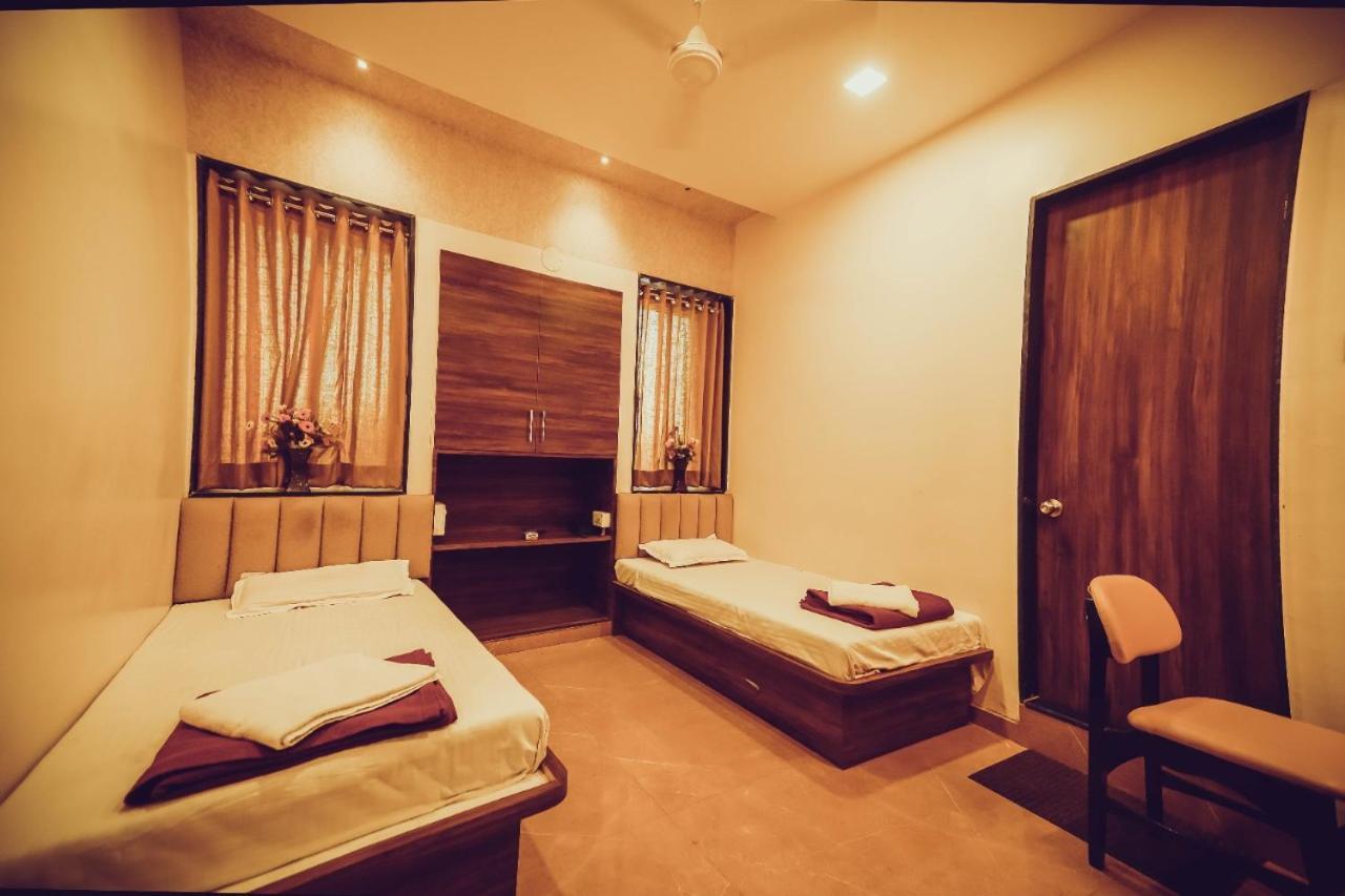 Hotel Kiran Miraj 外观 照片