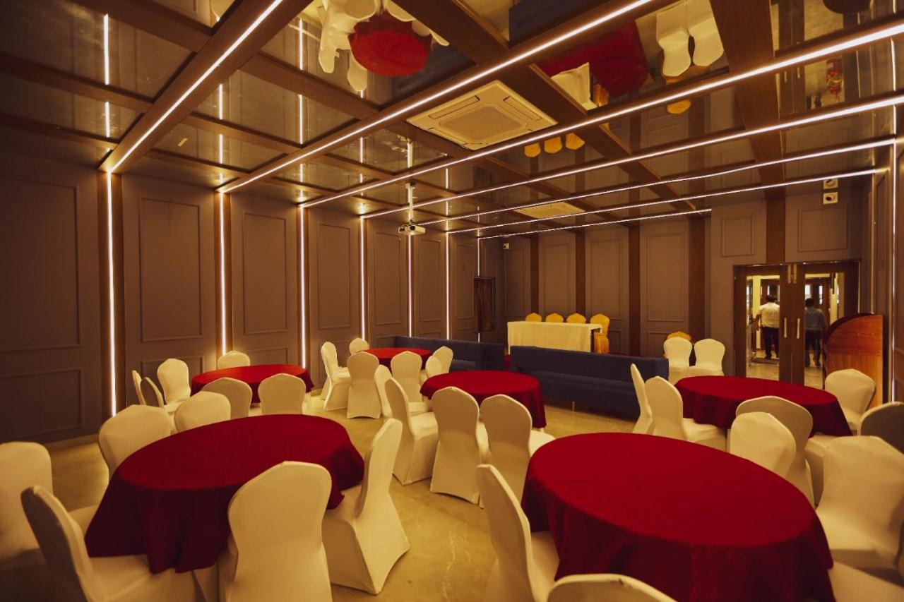 Hotel Kiran Miraj 外观 照片