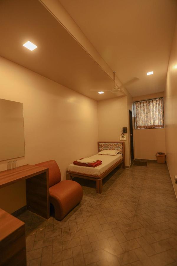 Hotel Kiran Miraj 外观 照片