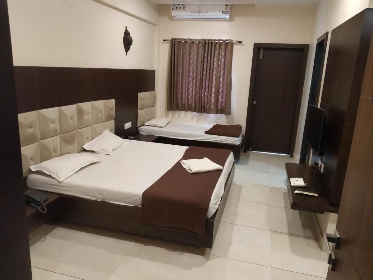 Hotel Kiran Miraj 外观 照片