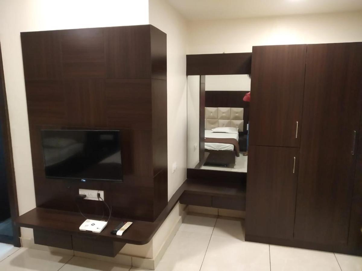 Hotel Kiran Miraj 外观 照片